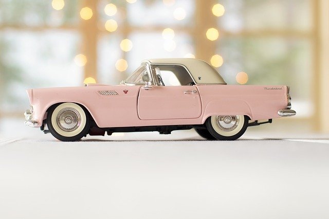 ピンクの自動車