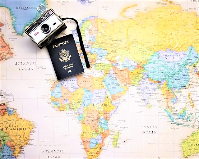 地図　旅行　地球儀 　カメラ　パスポート